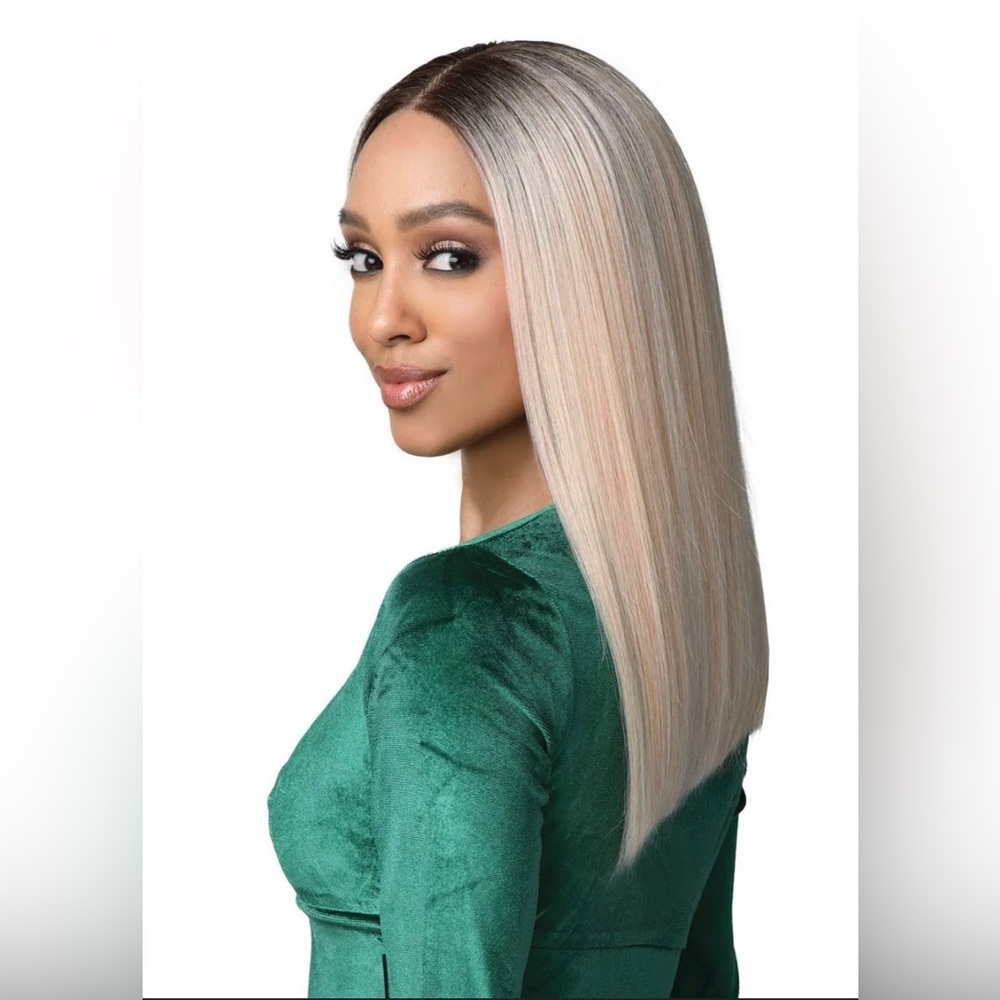 NWT Bobbi Boss Wig - MLF470 Cherie TT4/BBPink